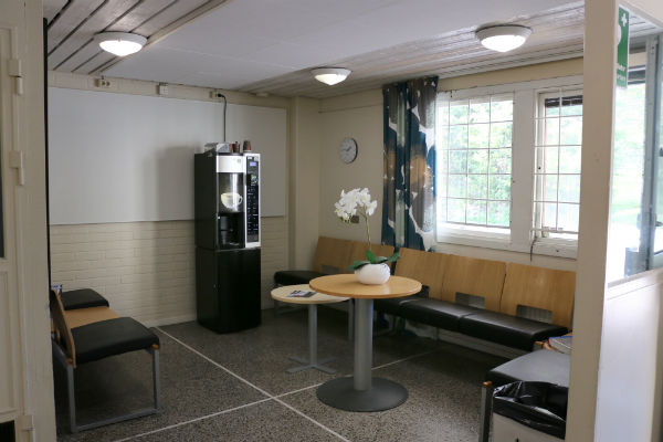 I entrén till höger i lokalen, litet väntrum med soffor och kaffemaskin